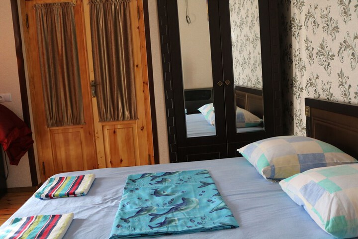 Room 4 of 27