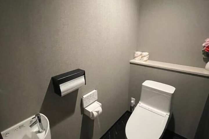 Room 8 of 18
