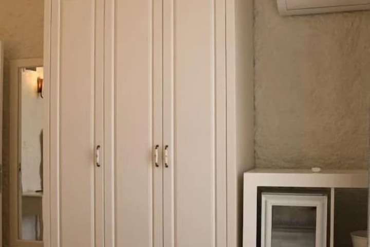 Room 5 of 8