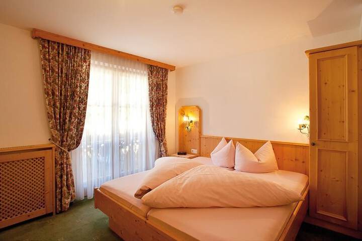 Room 9 of 12