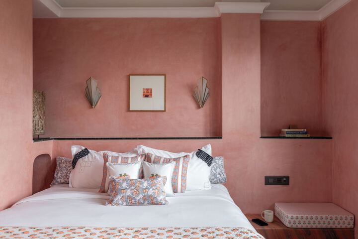 Room 27 of 64