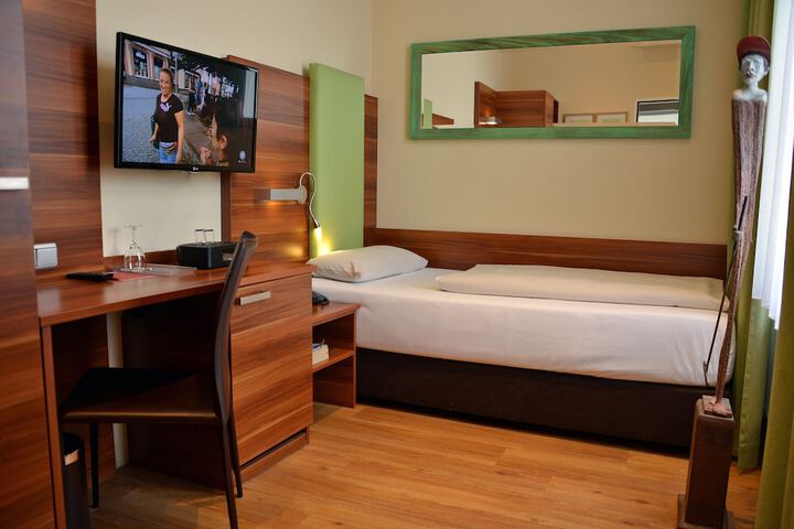 Room 34 of 136