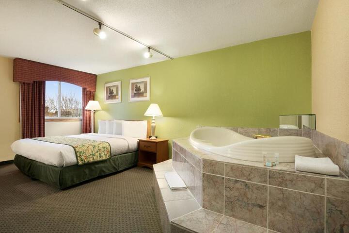 1 King Bed (4 of 10)