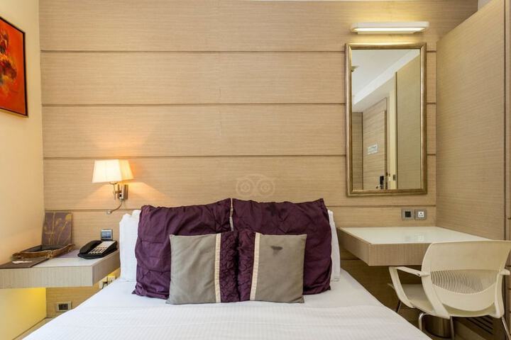 Room 13 of 36