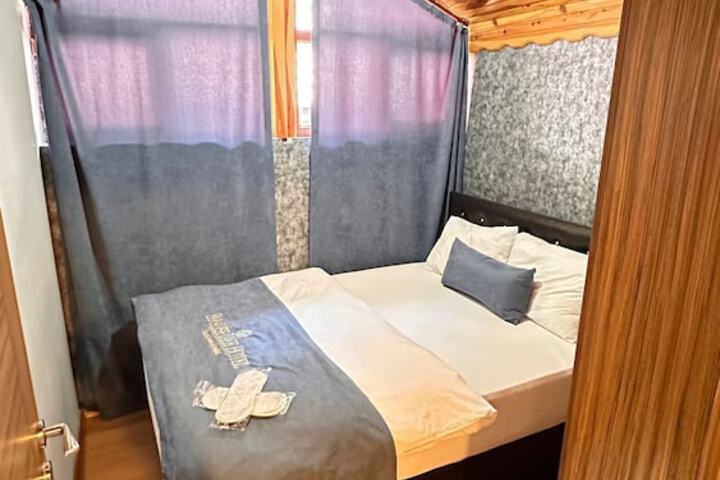 Room 6 of 16