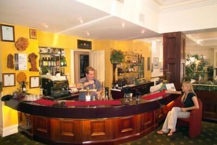 Lounge 5 of 7