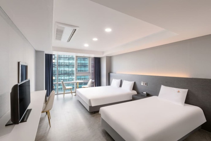 Room 28 of 124