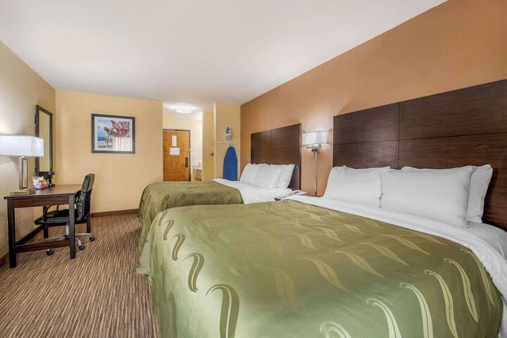 2 Queen Beds (2 of 10)