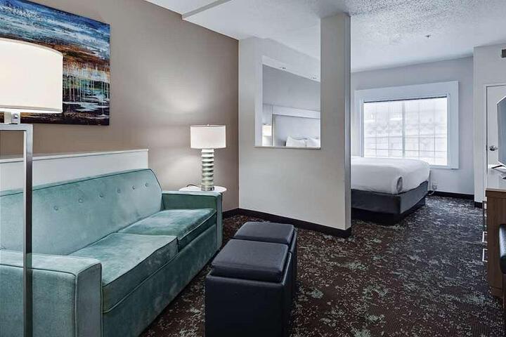 Suite 1 King Bed Pillow Top Mattress Refrigerator Sofa Bed High Speed Internet Accessible Full Breakfast (2 of 7)