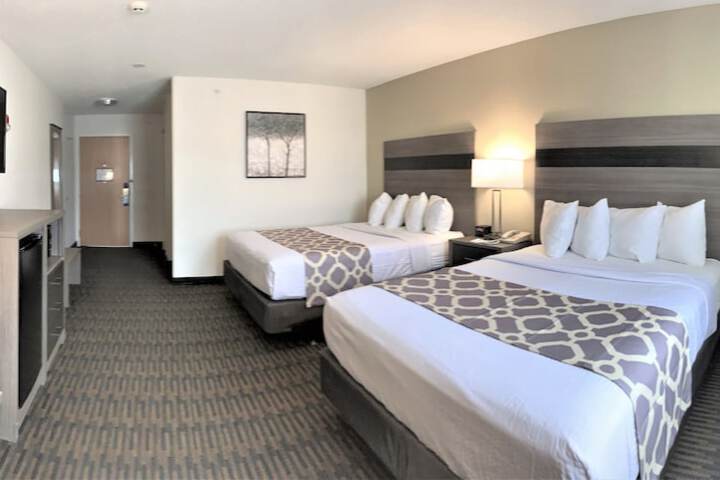 2 Queen Beds (9 of 10)
