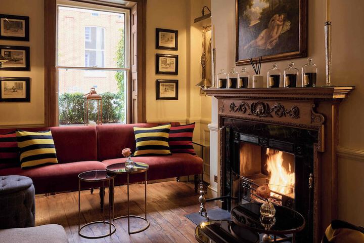 Lounge 102 of 131
