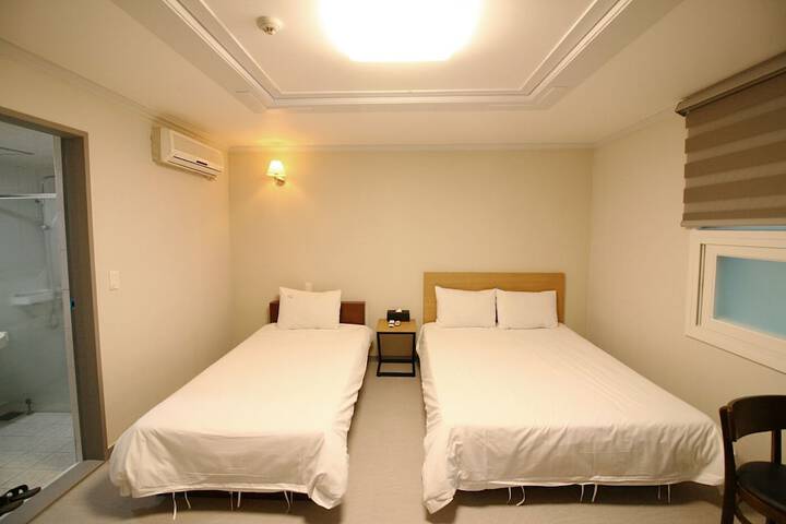Room 12 of 31
