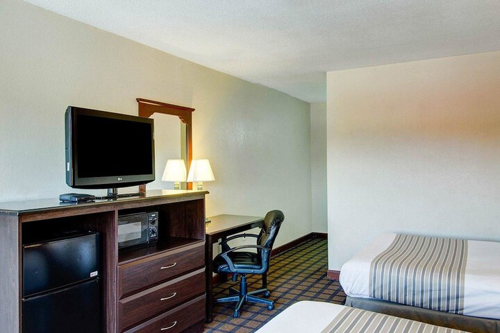 2 Double Beds (5 of 6)