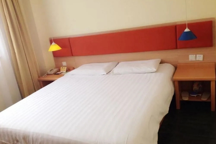 Room 6 of 12