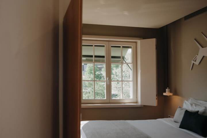 Room 12 of 77