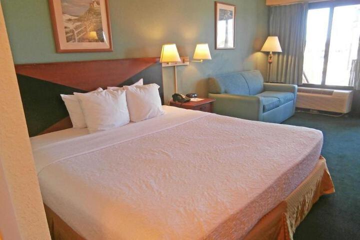 1 King Bed (4 of 6)