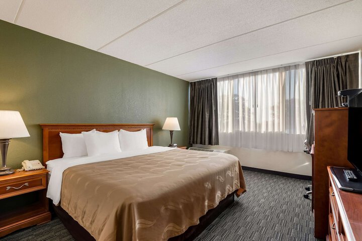 1 King Bed (4 of 5)