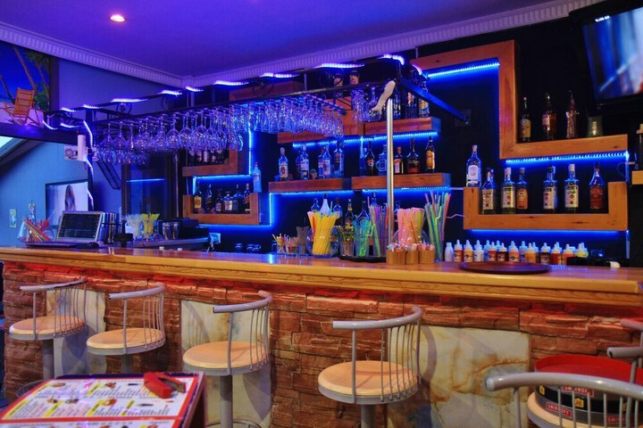 Lounge 12 of 16