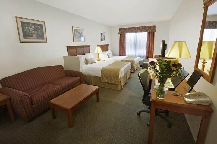 1 Queen Accessible Comm Assist Bathtub Sofa Bed For 1 Person Desk Full Breakfast (5 of 7)