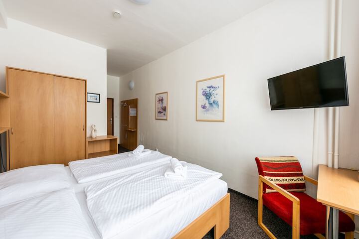 Room 5 of 100