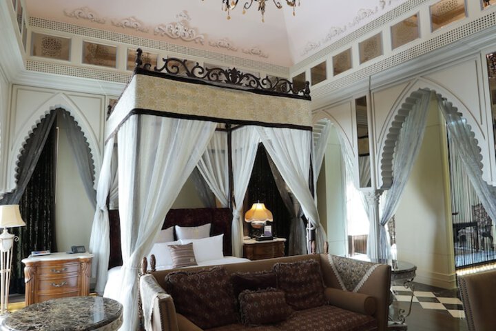 Room 4 of 100