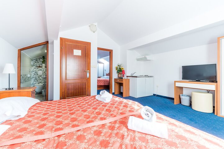 Room 30 of 94