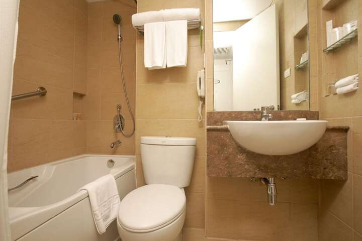 Room 10 of 28
