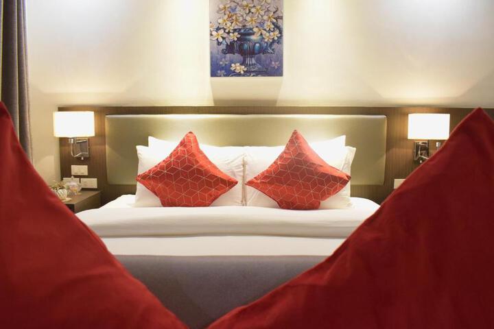 Luxe Suite at BCCT - BGCs Prime Studio - Gym Infinity Pool with breathtaking skyline view