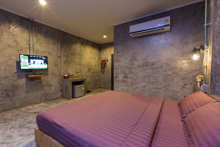 Room 9 of 37