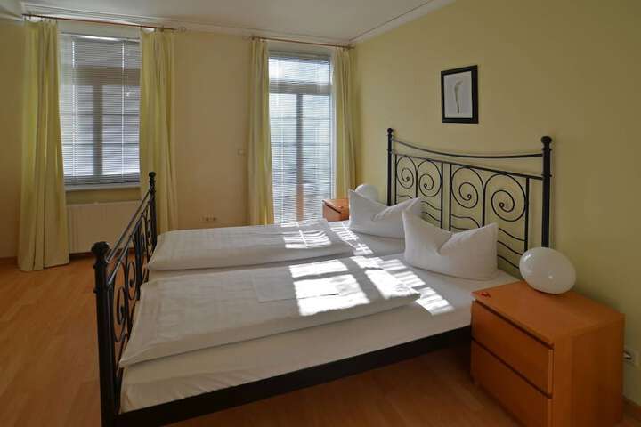 Room 2 of 33