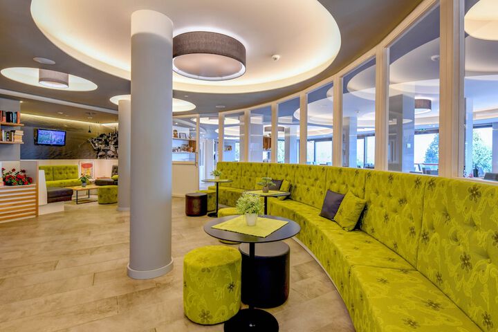 Lounge 108 of 113