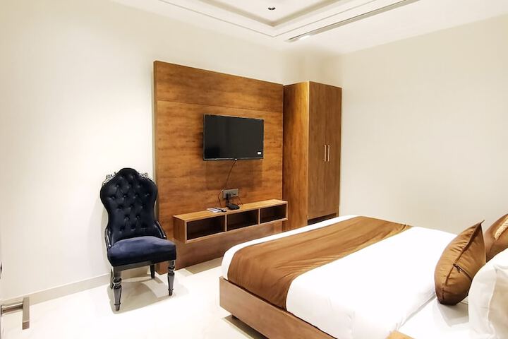 Room 12 of 16