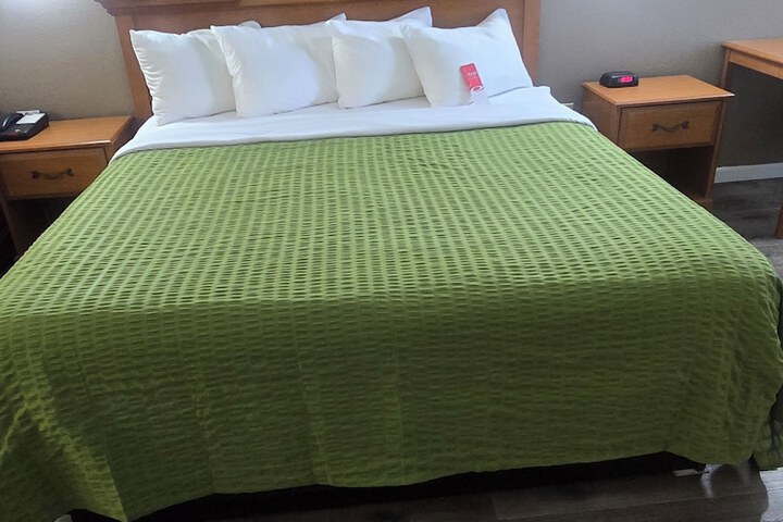 1 King Bed (7 of 8)