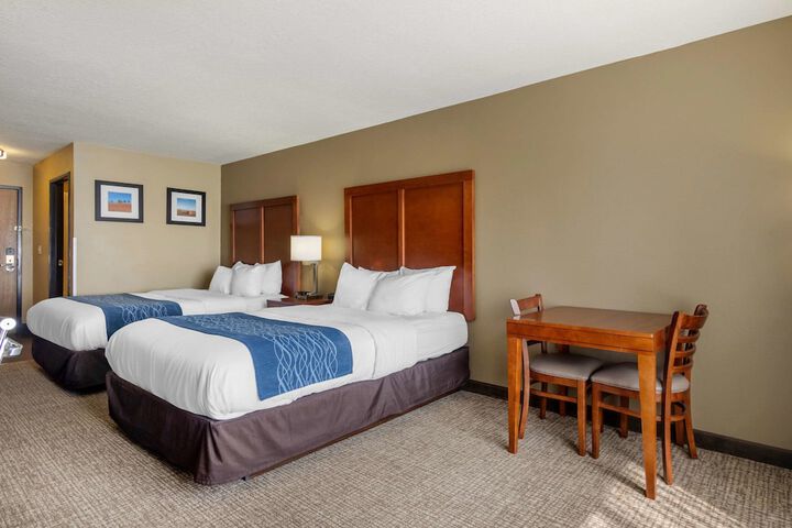 2 Queen Beds (7 of 14)