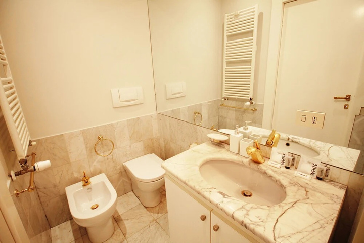 Room 8 of 12