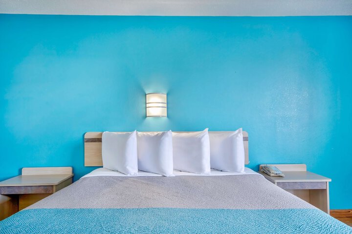 1 King Bed (3 of 6)