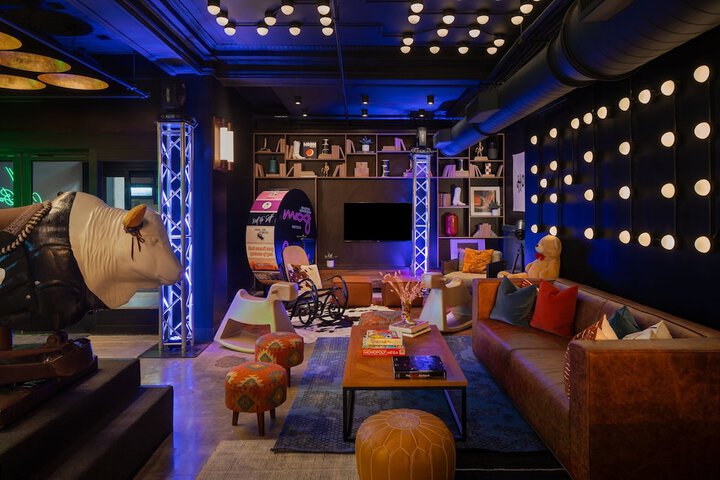 Lounge 57 of 83