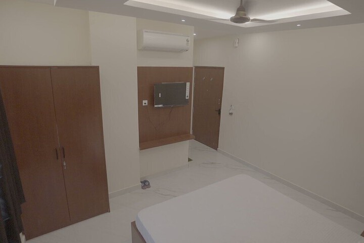 Room 6 of 16