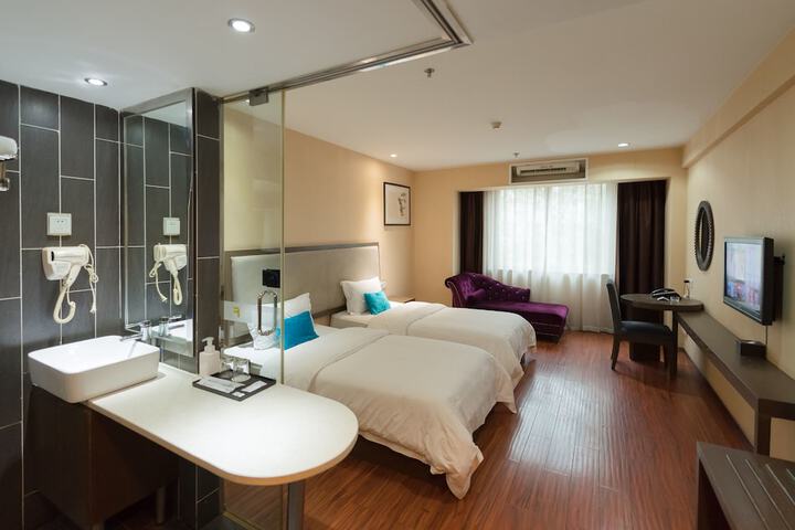 Room 13 of 24