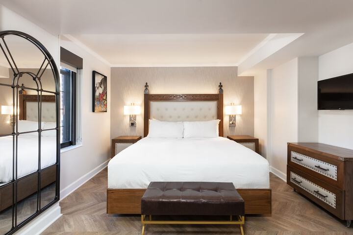 1 King Bed (3 of 26)