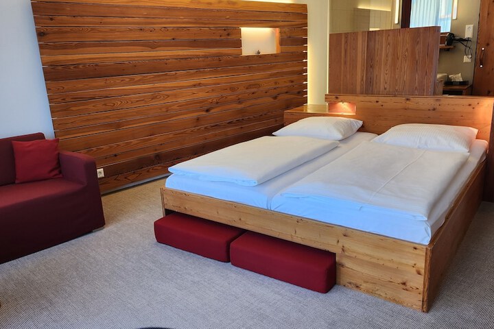 Room 8 of 34