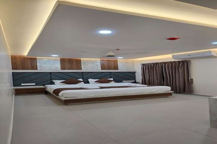 Room 4 of 9