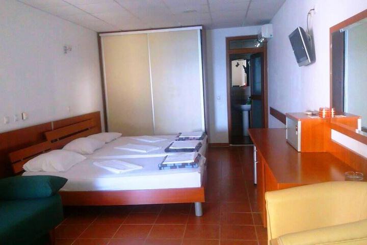 Room 4 of 100