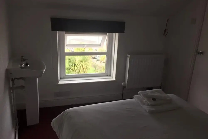 Room 4 of 12