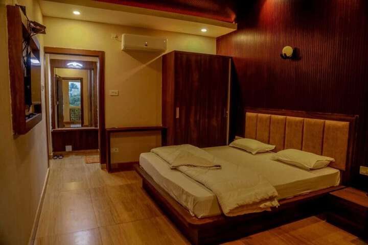 Room 3 of 16