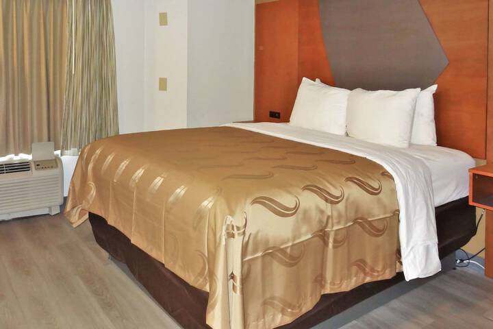 1 Queen Bed (2 of 10)