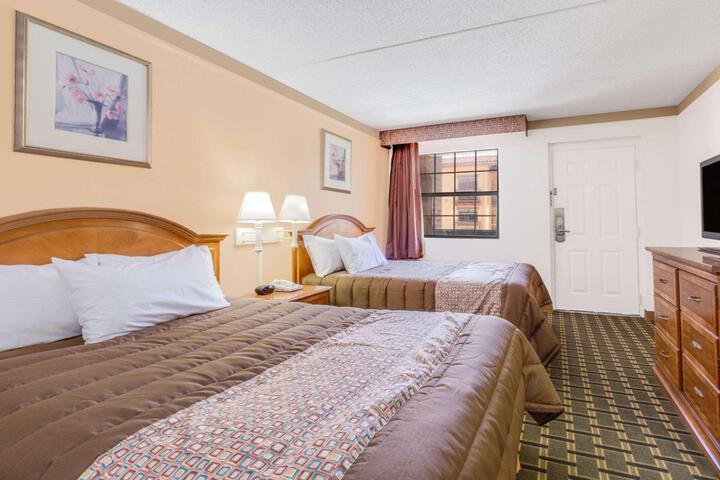 2 Double Beds Mobility Accessible (3 of 5)