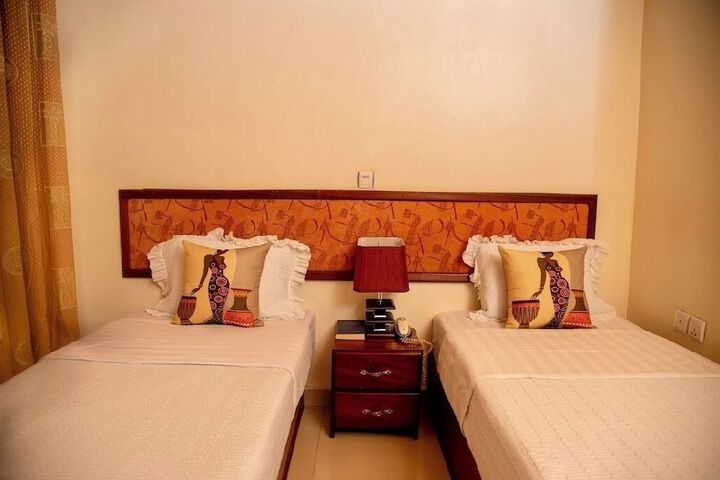 Room 4 of 9
