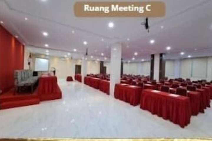 Business Center 16 of 18