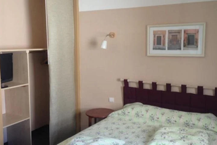 Room 4 of 14